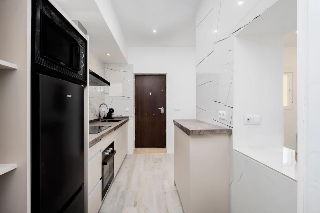 Newly Refurbished Modern 2-Bed Apartment In Heart Of توريمولينوس المظهر الخارجي الصورة
