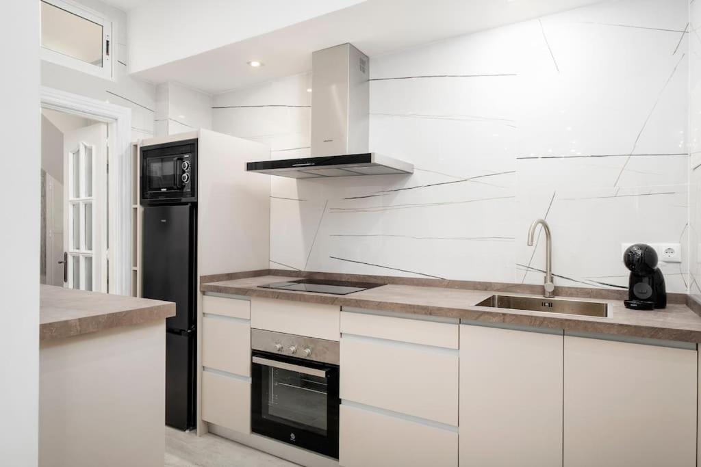 Newly Refurbished Modern 2-Bed Apartment In Heart Of توريمولينوس المظهر الخارجي الصورة