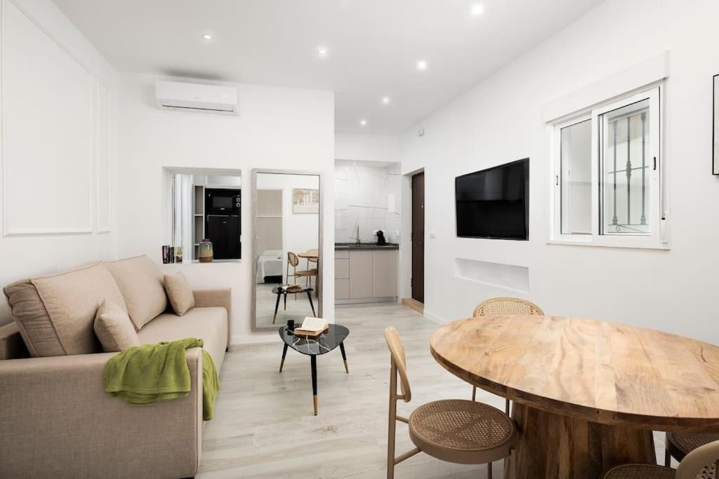 Newly Refurbished Modern 2-Bed Apartment In Heart Of توريمولينوس المظهر الخارجي الصورة