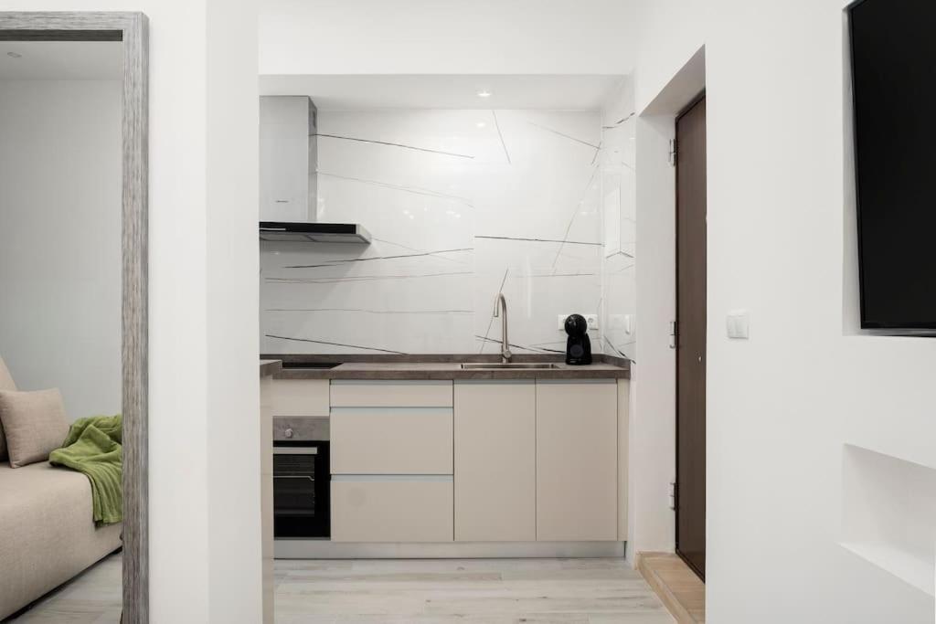 Newly Refurbished Modern 2-Bed Apartment In Heart Of توريمولينوس المظهر الخارجي الصورة