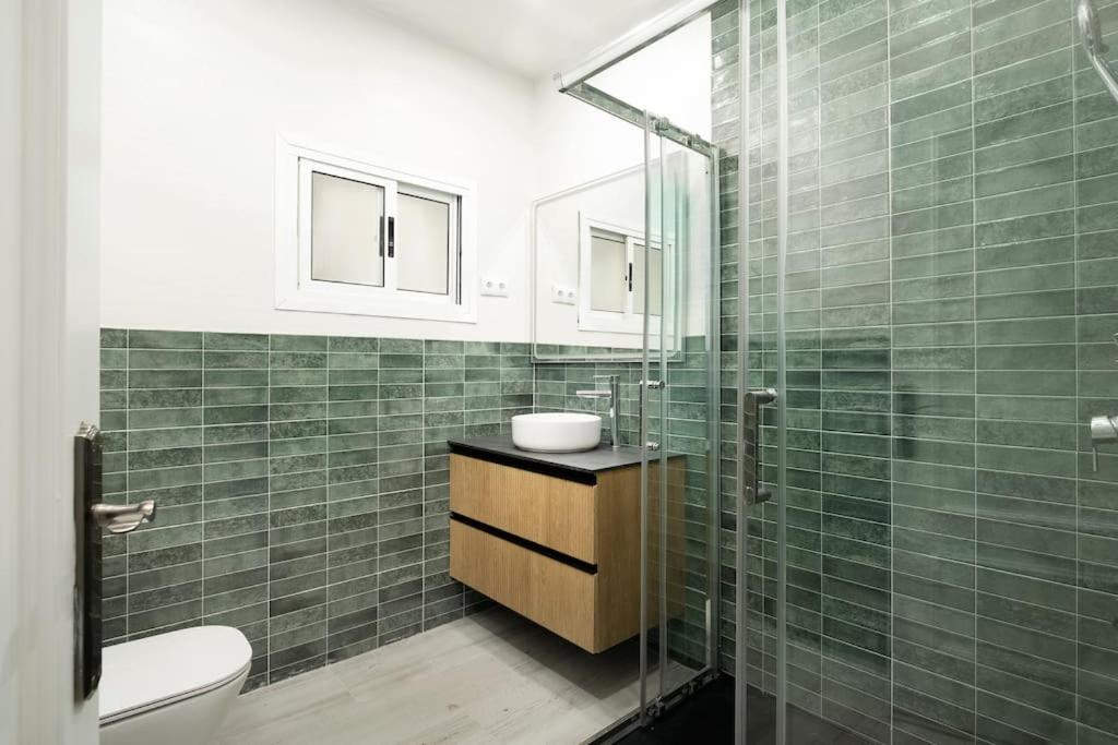 Newly Refurbished Modern 2-Bed Apartment In Heart Of توريمولينوس المظهر الخارجي الصورة